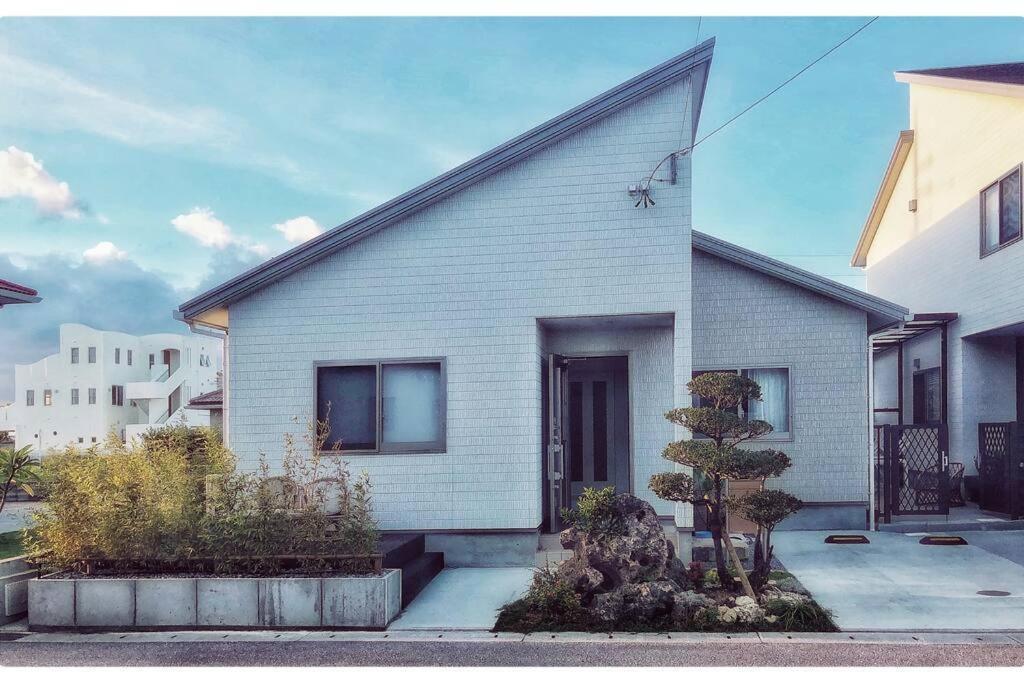 空港まで車で15分〜ビーチまで徒歩1分〜海沿いの野鶴居 Holiday home Itoman
